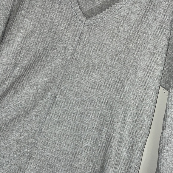 NWOT • BIBI LIGHT GREY V-NECK LONG SLEEVE WAFFLE KNIT TOP - Picture 3 of 4